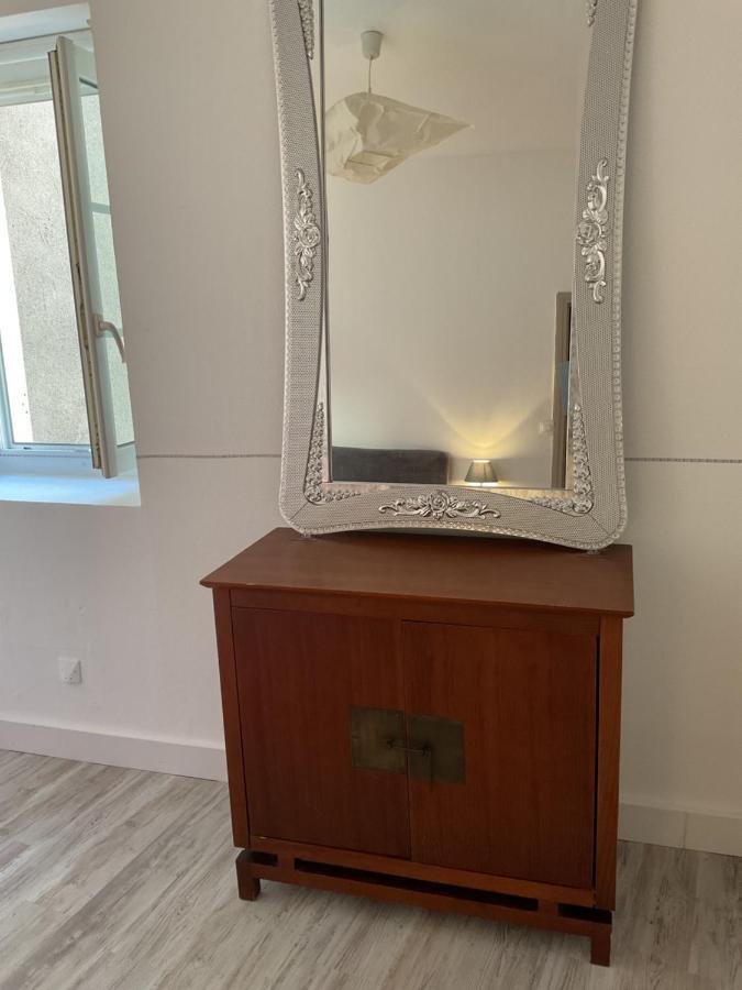 Place Aux Herbes Apartment Ним Екстериор снимка