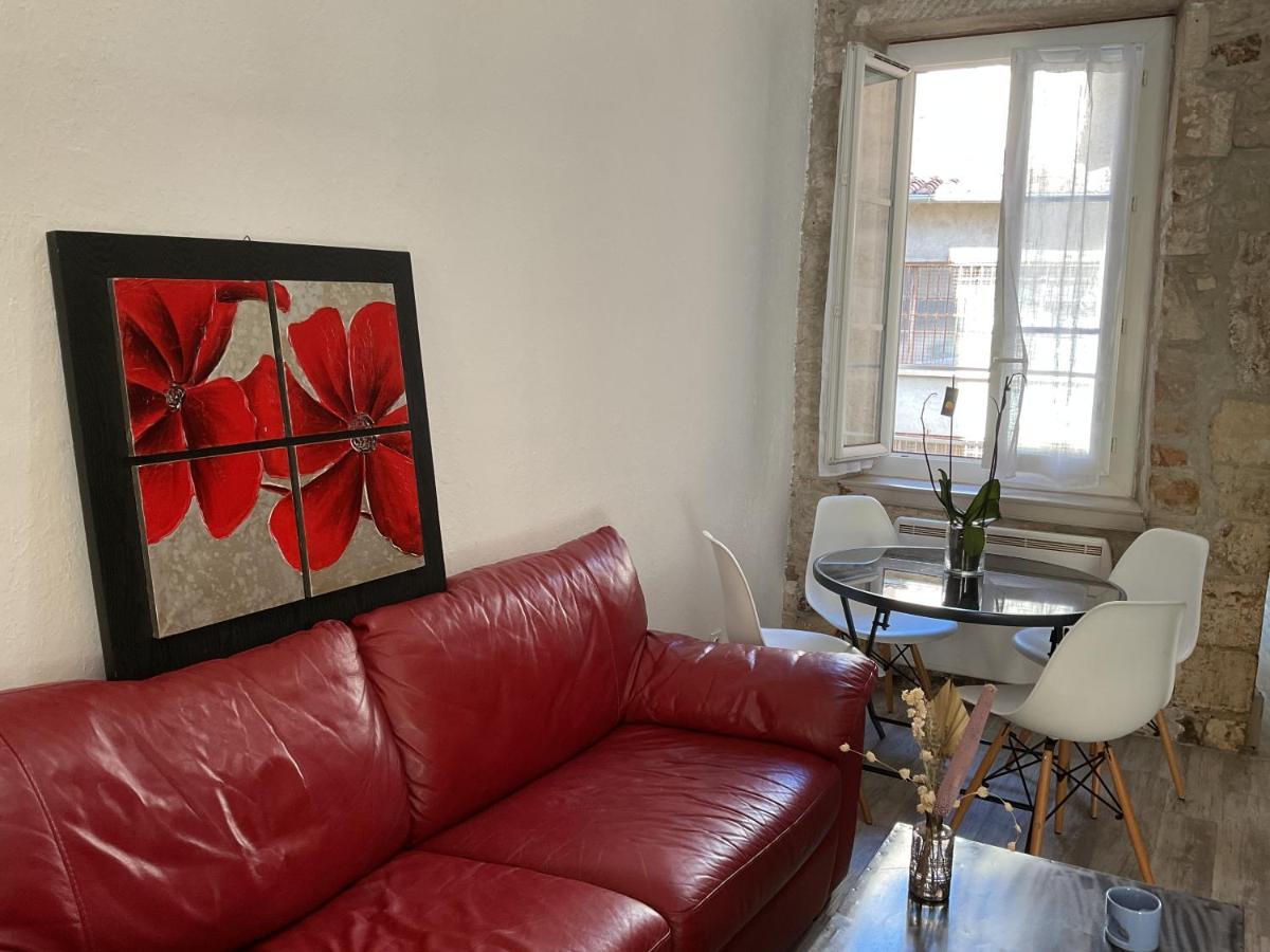 Place Aux Herbes Apartment Ним Екстериор снимка