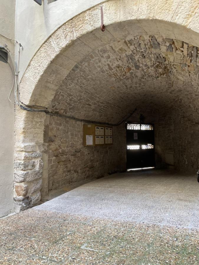 Place Aux Herbes Apartment Ним Екстериор снимка